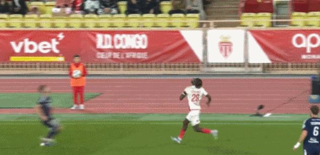  吓人！摩纳哥球员库利巴利直接飞踹塔利亚菲科脖子被直红罚下